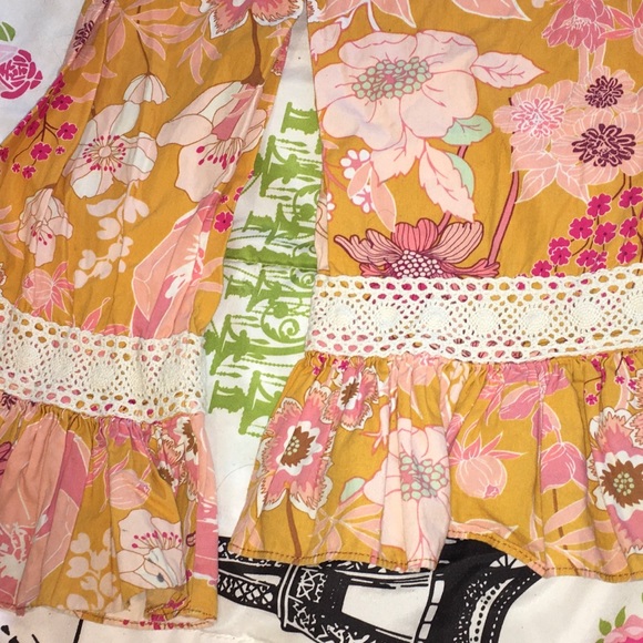 5/$20 Floral pattern Ruffle pants 🌸 - Picture 2 of 4